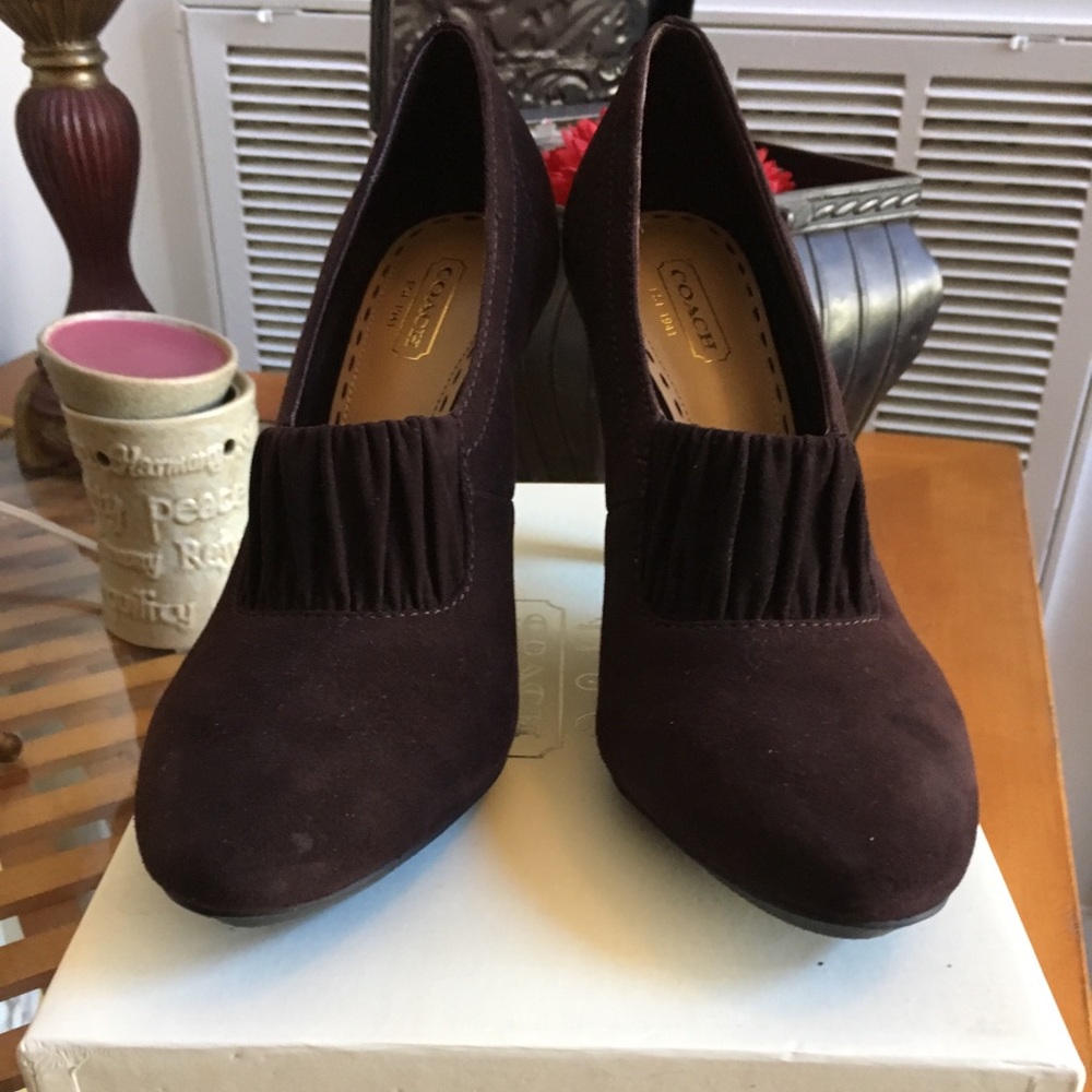 NIB Coach Chocolate Suede pumps 7 1/2